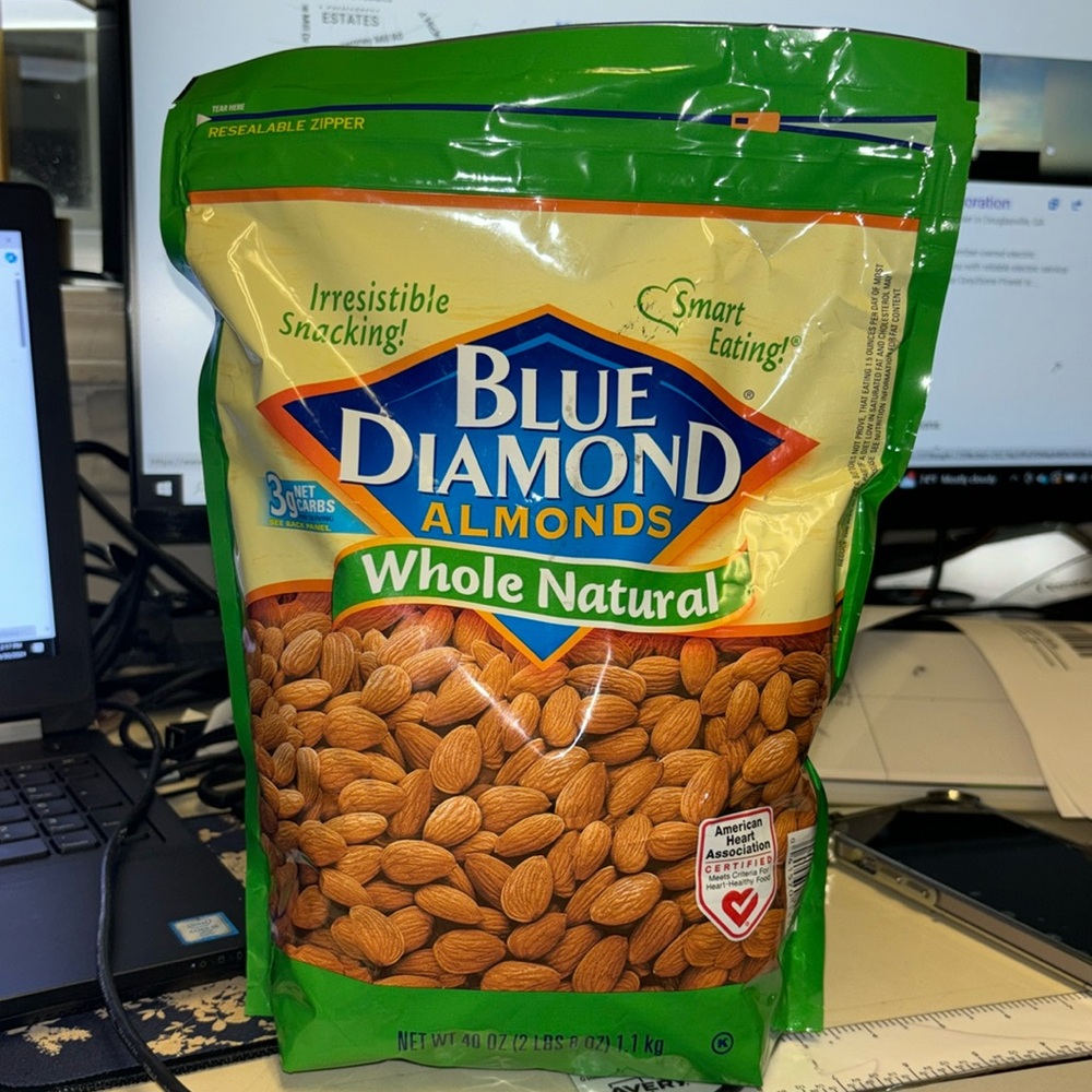 Blue Diamond Almonds Whole Natural Raw Snack Nuts 40 Oz Resealable Bag Pack of 1